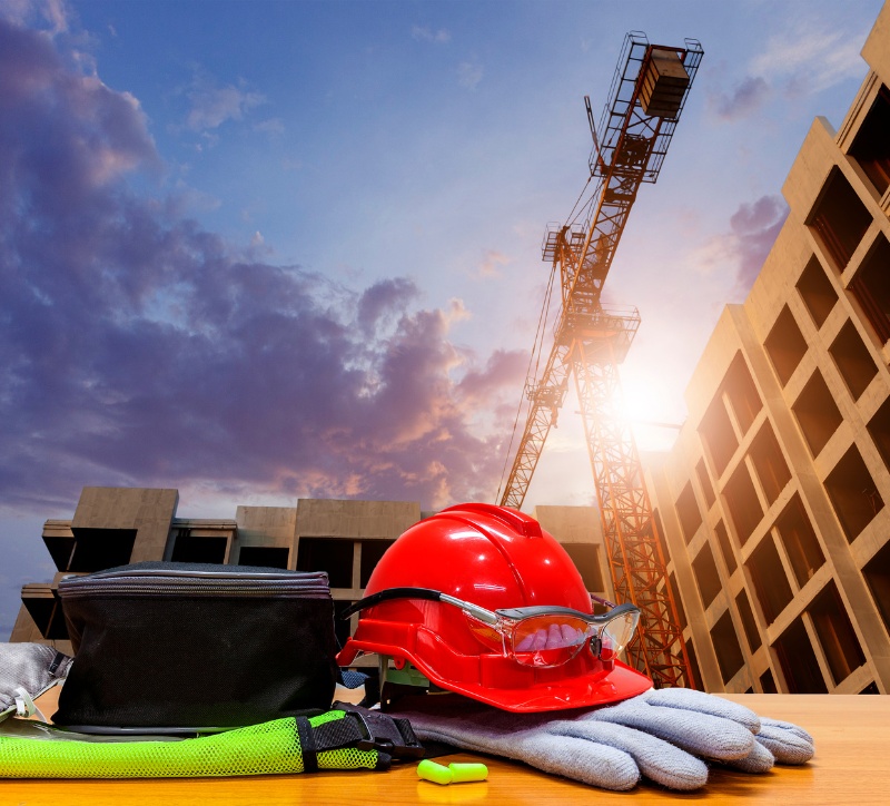 Casque de protection et équipements de sécurité sur un chantier en cours, symbolisant la conformité aux normes et la sécurité sur site