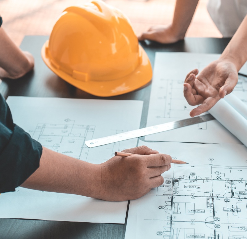 Équipe analysant un plan d’architecture pour un projet de menuiserie extérieure et bardage aluminium, garantissant précision et qualité Équipe analysant un plan d’architecture pour un projet de menuiserie extérieure et bardage aluminium, garantissant précision et qualité