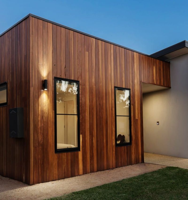 Façade de maison moderne avec bardage vertical en bois naturel à Liège Façade de maison moderne avec bardage vertical en bois naturel à Liège