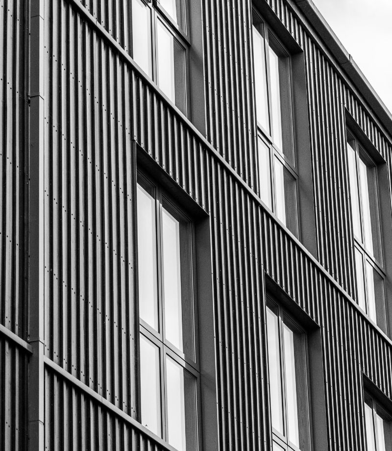 Façade d’immeuble moderne avec bardage en aluminium vertical à Liège Façade d’immeuble moderne avec bardage en aluminium vertical à Liège