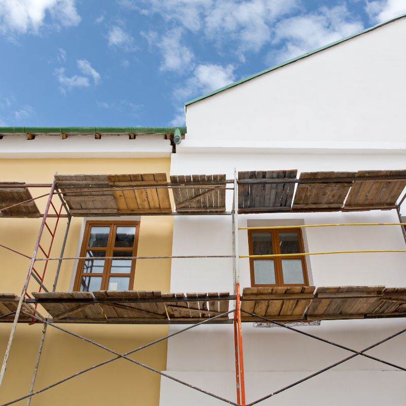 Rénovation de façade ancienne à Liège avec traitement et peinture extérieure