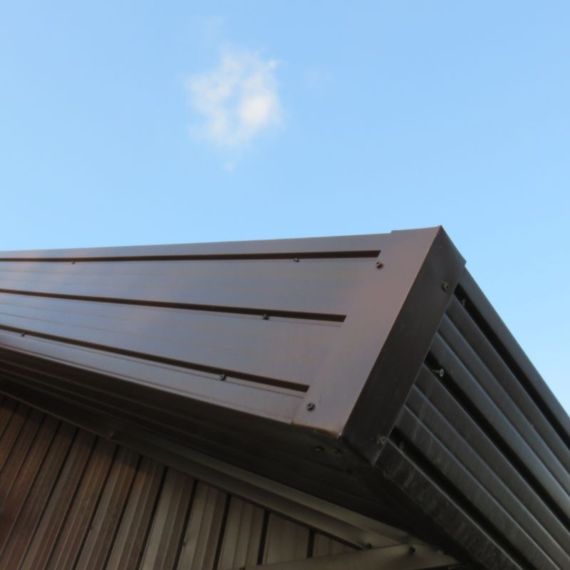 Pose de bardage extérieur moderne en bois sur une façade