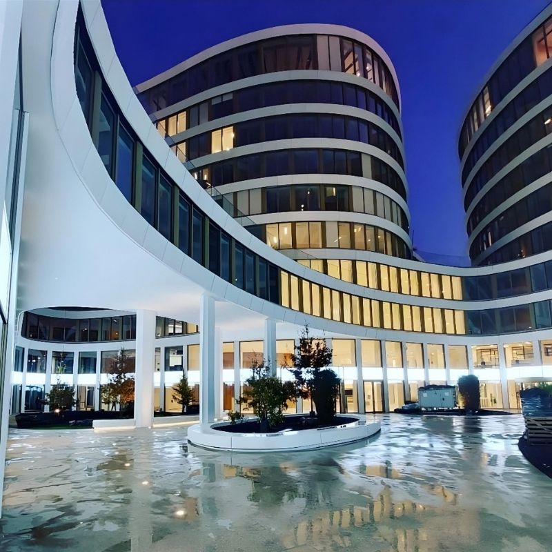 The curved facade of the BNP Paribas Fortis headquarters in Brussels is enhanced by the technical cladding installed by Anired Group in a fluid, contemporary architectural design.