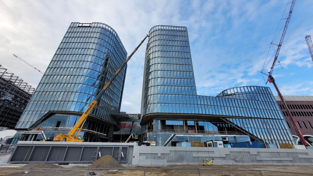 Front view of the Westfield Hamburg complex with curtain walls installed by Anired Group