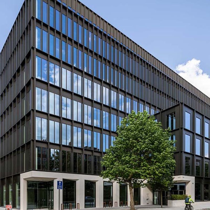 Bâtiment moderne à façade rideau en aluminium et verre à Bruxelles