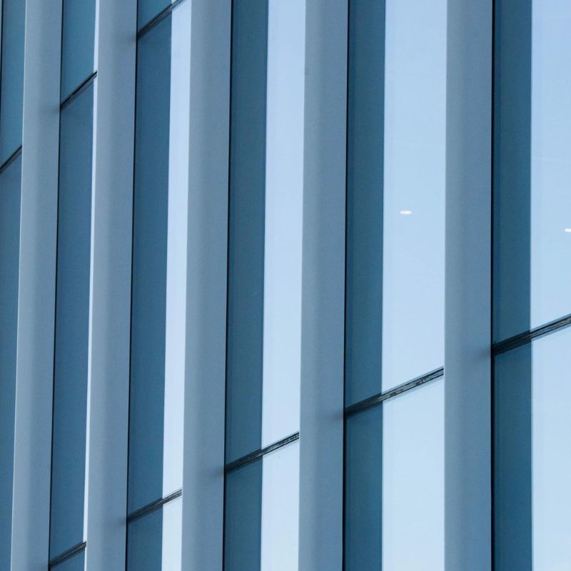 Façade rideau en verre avec montants aluminium verticaux